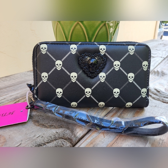 BETSEY JOHNSON XOKARA ZIP AROUND WALLET - Picture 1 of 5